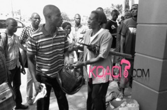 Côte d'Ivoire: Dans ses embrassades avec sa copine, on découvre sur lui une poche d'excréments humains ! 